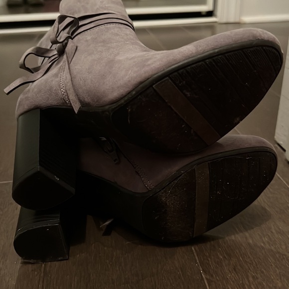 Gray side zip boot w heel size 8 - Picture 5 of 6